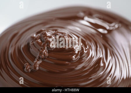 Premio di cioccolato scuro versata nella ciotola messa a fuoco poco profonda Foto Stock