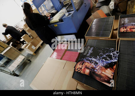 Un imballaggio luoghi operativa dischi in vinile nel loro manicotti a shrink wrapper presso la fabbrica di vinile, Hayes, Middlesex. Foto Stock