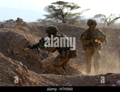 Soldati del 2 ° Battaglione, il reggimento reale di Scozia (2SCOTS) durante un percorso di sdoganamento, come prendono parte ad esercizio di Askari Storm in Archers Post nel nord del Kenya. 05/03/17 Foto Stock