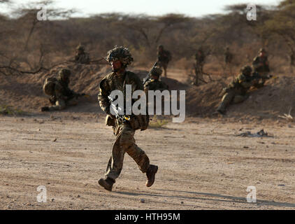 È sotto embargo per 0001 Lunedì 13 marzo precedentemente non sottoscritto foto datata 05/03/17 di soldati dal 2° battaglione del reggimento reale della Scozia(2SCOTS) durante un percorso di gioco, come essi prendono parte in esercizio segnalatori acustici Askari Tempesta di arcieri Post nel nord del Kenya. Foto Stock