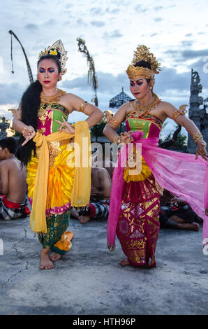 Uluwatu - MARZO 15: Balinese tradizionale danza Kecak al Tempio di Uluwatu sul Mar 15, 2015, Bali, Indonesia. Kecak (noto anche come Ramayana Monkey Chant) ho Foto Stock