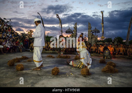 Uluwatu - MARZO 15: Balinese tradizionale danza Kecak al Tempio di Uluwatu sul Mar 15, 2015, Bali, Indonesia. Kecak (noto anche come Ramayana Monkey Chant) ho Foto Stock