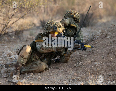 È sotto embargo per 0001 Lunedì 13 marzo precedentemente non sottoscritto foto datata 05/03/17 di soldati dal 2° battaglione del reggimento reale della Scozia(2SCOTS) durante un percorso di gioco, come essi prendono parte in esercizio segnalatori acustici Askari Tempesta di arcieri Post nel nord del Kenya. Foto Stock