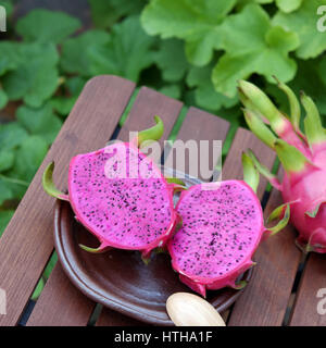 Mangiare frutta drago, frutti tropicali, Vietnam del prodotto di agricoltura, con purle, colore rosa, close up di deliziosi dessert al giardino Foto Stock