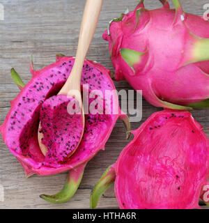 Mangiare frutta drago, frutti tropicali, Vietnam del prodotto di agricoltura, con purle, colore rosa, close up di deliziosi dessert al giardino Foto Stock