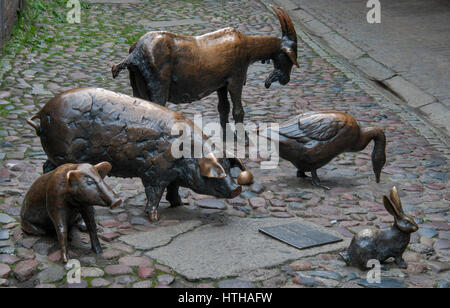 "In onore di animali da macello" Sculture a Jatki (Shambles) passaggio. dove la macellazione medievale-case che si trovavano, a Wroclaw in Polonia Foto Stock