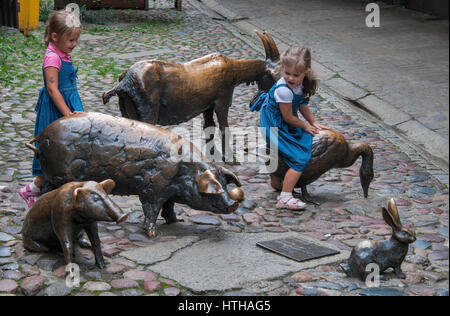 Due ragazze in sculture "in onore degli animali destinati alla macellazione a passaggio Jatki. dove la macellazione medievale-case che si trovavano, a Wroclaw in Polonia Foto Stock