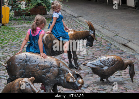 Due ragazze in sculture "in onore degli animali destinati alla macellazione a passaggio Jatki. dove la macellazione medievale-case che si trovavano, a Wroclaw in Polonia Foto Stock