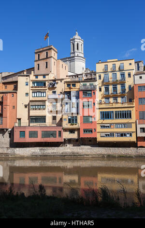 Riverside case nella città vecchia di Girona in Catalogna, Spagna Foto Stock