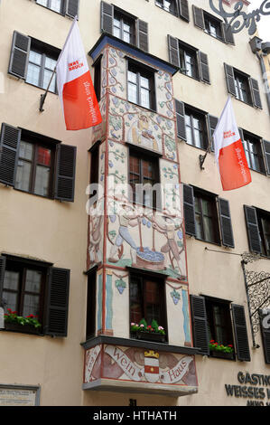 Wein Haus, Casa del Vino, alloggi Ristorante e hotel, Città Vecchia, Innsbruck, in Tirolo, Austria. È stato costruito nel 1465. Foto Stock