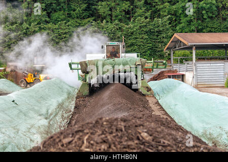WEINFELDEN, Svizzera - 22 giugno 2010: aerare il compost in ambiente industriale Foto Stock