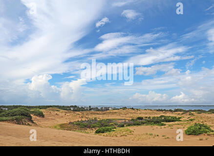 Nuvole drammatico, dune di sabbia e Albemarle Sound visto dalla parte superiore della cresta di fantini parco dello stato in Nag testa sul Outer Banks del North Carolina Foto Stock