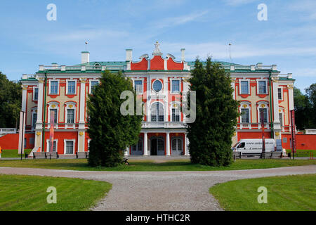 TALLINN, Estonia - 29 luglio 2016: Palazzo Kadriorg è un palazzo barocco costruito per Caterina I di Russia da Pietro il Grande a Tallinn in Estonia. Il pal Foto Stock