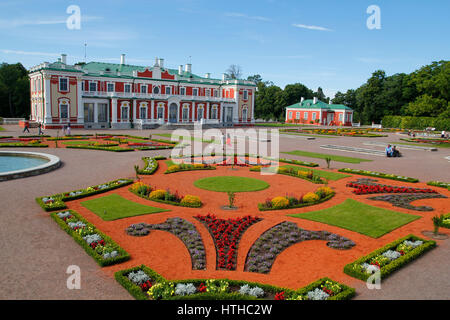 TALLINN, Estonia - 29 luglio 2016: Palazzo Kadriorg è un palazzo barocco costruito per Caterina I di Russia da Pietro il Grande a Tallinn in Estonia. Il pal Foto Stock