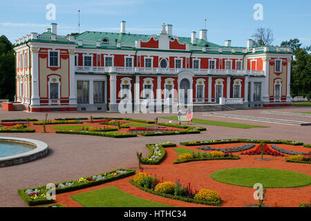 TALLINN, Estonia - 29 luglio 2016: Palazzo Kadriorg è un palazzo barocco costruito per Caterina I di Russia da Pietro il Grande a Tallinn in Estonia. Il pal Foto Stock