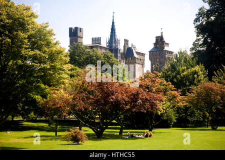 Il Castello di Cardiff da Bute Park. Foto Stock