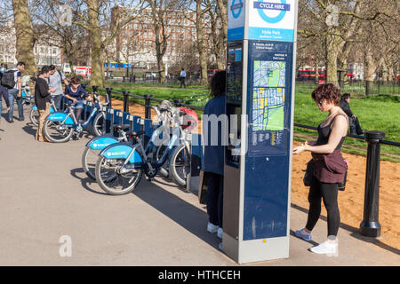 Londra noleggio bici. Persone che usano la Barclays cycle hire scheme a Hyde Park a Londra, Inghilterra, Regno Unito Foto Stock