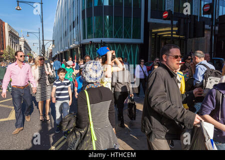 Una folla di gente che su Oxford Street, London, England, Regno Unito Foto Stock