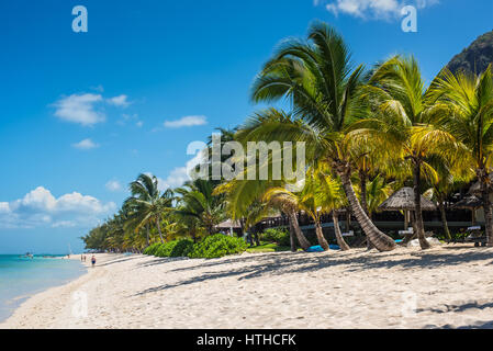 Le Morne, Mauritius - 11 dicembre 2015: Le persone sono rilassanti sul tropical Le Morne spiaggia con palme da cocco, una delle più belle spiagge di Mauritius Foto Stock