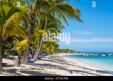 Le Morne, Mauritius - 11 dicembre 2015: Le persone sono rilassanti sul tropical Le Morne spiaggia con palme da cocco, una delle più belle spiagge di Mauritius Foto Stock