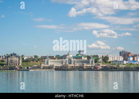 KAZAN, Russia - 25 giugno 2016: una vista panoramica di Kazan Embankment e Palazzo di agricoltori (Ministero dell'agricoltura e cibo) e il fiume Volga. Foto Stock