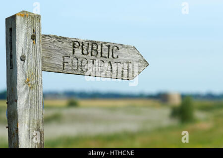 Sentiero pubblico segno su un sentiero costiero, East Lane, Bawdsey, Suffolk, Regno Unito. Foto Stock