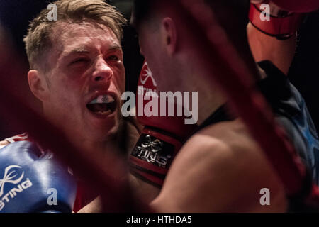 Cambridge, Regno Unito. 10 marzo, 2017. Oxford vs Cambridge. 110Th Boxing gamma corrisponde al Cambridge Corn Exchange. © Guy Corbishley/Alamy Live News Foto Stock