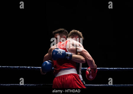 Cambridge, Regno Unito. 10 marzo, 2017. Oxford vs Cambridge. 110Th Boxing gamma corrisponde al Cambridge Corn Exchange. © Guy Corbishley/Alamy Live News Foto Stock