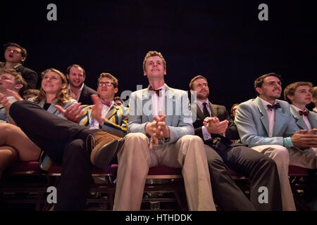 Cambridge, Regno Unito. 10 marzo, 2017. I sostenitori di Cambridge. Oxford vs Cambridge. 110Th Boxing gamma corrisponde al Cambridge Corn Exchange. Cambridge, Regno Unito. © Guy Corbishley/Alamy Live News Foto Stock