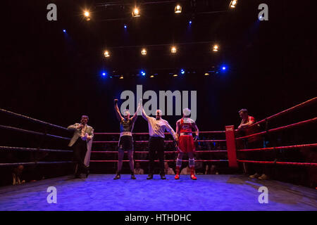 Cambridge, Regno Unito. 10 marzo, 2017. Oxford vs Cambridge. 110Th Boxing gamma corrisponde al Cambridge Corn Exchange. © Guy Corbishley/Alamy Live News Foto Stock