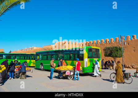 Lux trasporto bus station, al di fuori di Medina pareti, Tiznit, Marocco Foto Stock