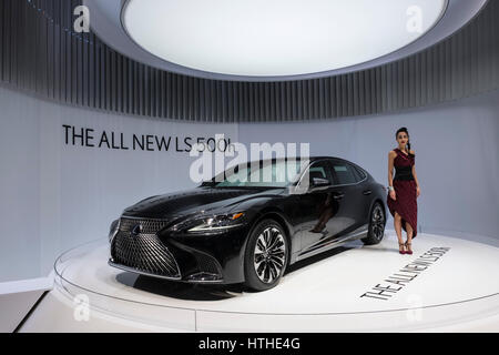 Nuova Lexus LS 500h ibrida elettrico di automobile berlina a 87th Geneva International Motor Show di Ginevra Svizzera 2017 Foto Stock