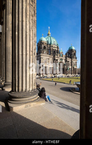 Vista della cattedrale di Berlino (Berliner Dom) da Altes Museum, nel Parco Lustgarten sulla Museumsinsel nel quartiere Mitte di Berlino, Germania Foto Stock