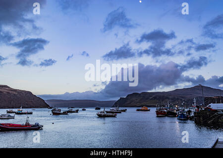 Vista del suono Rassay dalla banchina del porto di Portree, Isola di Skye in Scozia Foto Stock