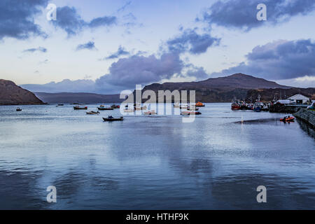 Vista del suono Rassay dalla banchina del porto di Portree, Isola di Skye in Scozia Foto Stock