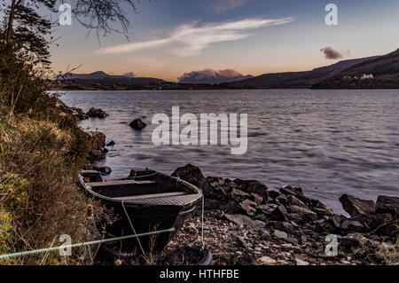 Vista del nevato Cuillin Hills nel sole del tardo pomeriggio è stato impostazione dalla strada Bayfield, Portree, Isola di Skye Foto Stock