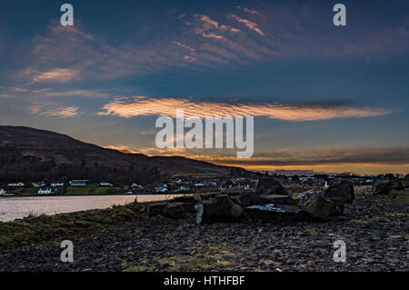 Tramonto riflesso nuvole sul Loch Portree, marzo 2017, guardando dalla riva da " il grumo' Portree, Isola di Skye, Scotland, Regno Unito Foto Stock