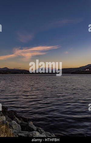 Vista del nevato Cuillin Hills nel sole del tardo pomeriggio è stato impostazione dalla strada Bayfield, Portree, Isola di Skye Foto Stock