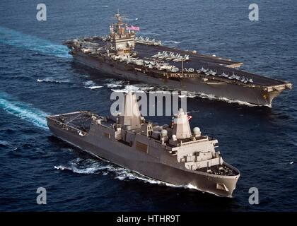 L'USN San Antonio-classe di trasporto anfibio dock nave USS New York (sinistra) vapori in formazione a fianco della USN Nimitz-class portaerei USS Enterprise Giugno 9, 2012 nel Golfo Persico. Foto Stock