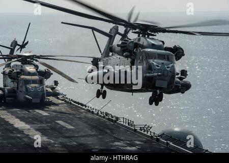 Un U.S. Navy CH-53E Super Stallion elicottero lancia dal ponte di volo a bordo della USN Wasp-classe assalto anfibio nave USS Makin Island Febbraio 3, 2017 nel Golfo di Aden. Foto Stock