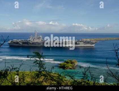 La marina statunitense Nimitz-class portaerei USS Carl Vinson arriva presso la base navale di Guam Febbraio 10, 2017 in Santa Rita, Guam. Foto Stock