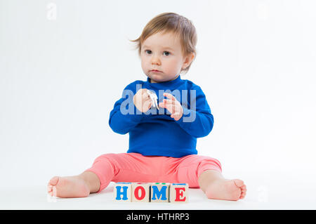 Bambino gioca con plinti isolati su sfondo bianco. Foto Stock