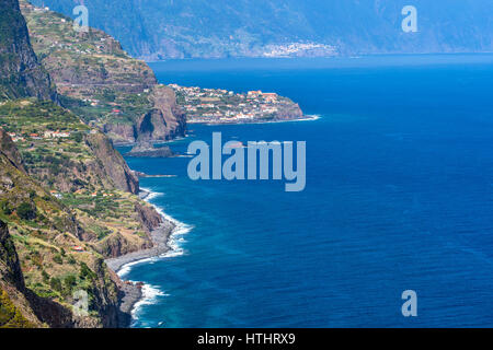 Arco de São Jorge sulla costa nord di Madeira Vista dal punto di vista Vigia, Madeira, Portogallo. Foto Stock