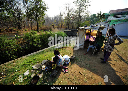 Ragazze indiano lavaggio piatti nei pressi di Corbett jungle a Kaladunghi, India Foto Stock