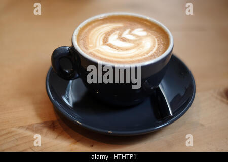 Piatto bianco caffè, in un ristorante, su di un tavolo di legno Foto Stock