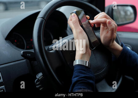 Utilizzando il telefono cellulare durante la guida, REGNO UNITO Foto Stock