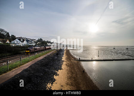 Vintage treno diesel in esecuzione da Southend passando attraverso Chalkwell sulle rive dell'estuario del Tamigi usando la classe 37 37516 diesel "Signore Laidon' Foto Stock