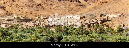 Un villaggio tradizionale con case kasbah in Ziz Valley - Marocco Foto Stock