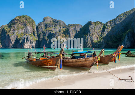 Maya Bay, le Isole Phi Phi, la Thailandia è una popolare destinazione per tour da Phuket e noti come location per il film "La Spiaggia" Foto Stock