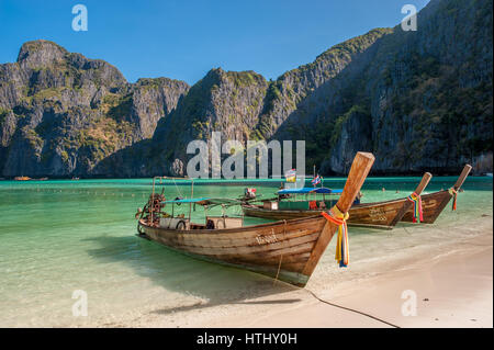 Maya Bay, le Isole Phi Phi, la Thailandia è una popolare destinazione per tour da Phuket e noti come location per il film "La Spiaggia" Foto Stock